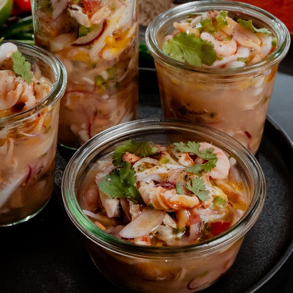 Plusieurs pots remplis de ceviche.