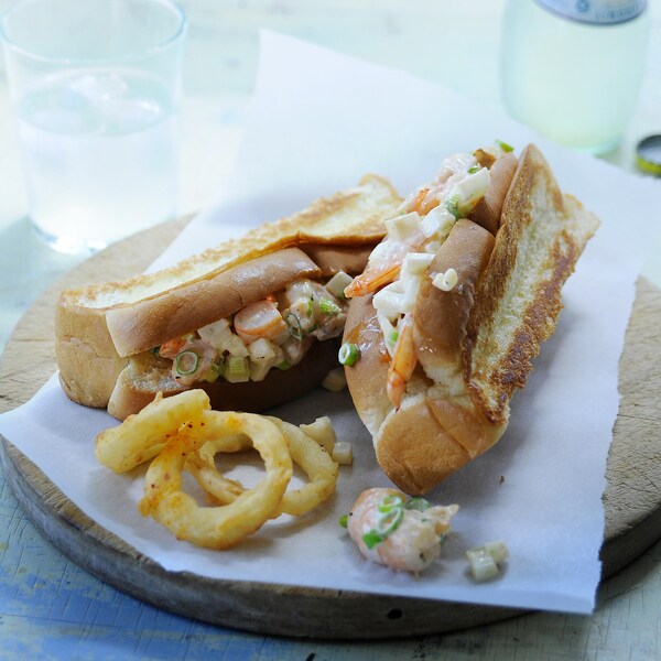 Deux guedilles de cigale de mer avec quelques rondelles d'oignons frites.