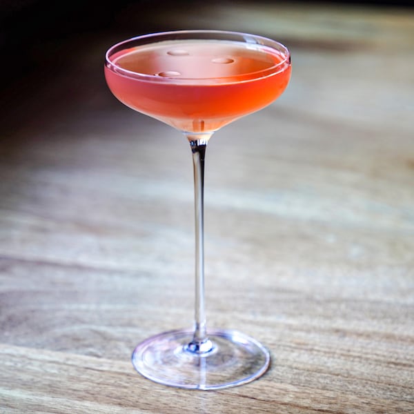 Un cocktail rosé dans une coupette.