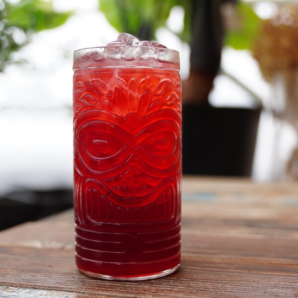 Un cocktail dans un verre de style tiki.