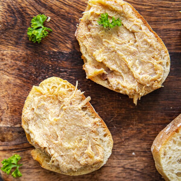 Des croûtons recouverts de rillette de canard.
