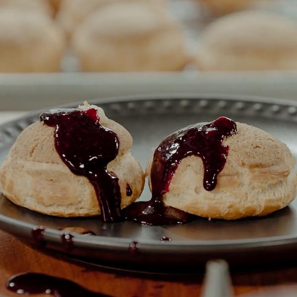 Deux choux recouverts de confiture de camerises.