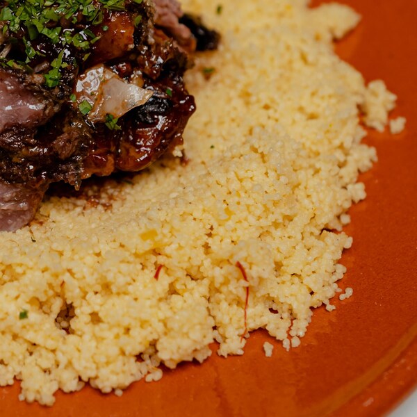 Un gigot d'agneau sur du couscous au citron confit.