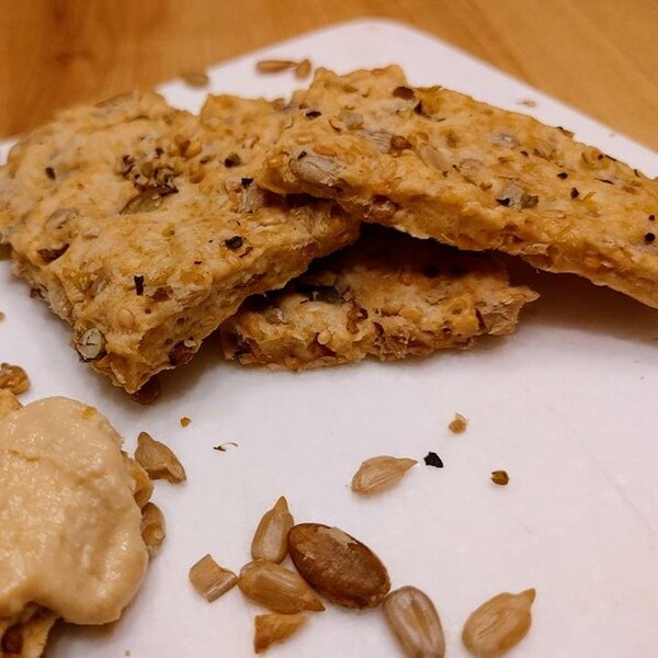 Des craquelins aux grains en forme rectangulaire.
