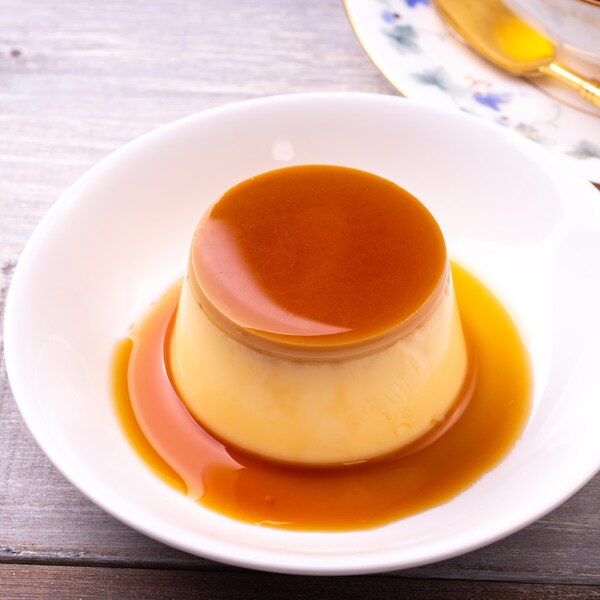 Une crème caramel dans une assiette.