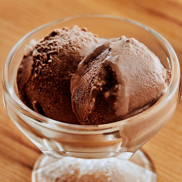 Un bol de crème glacée au chocolat sur une table.