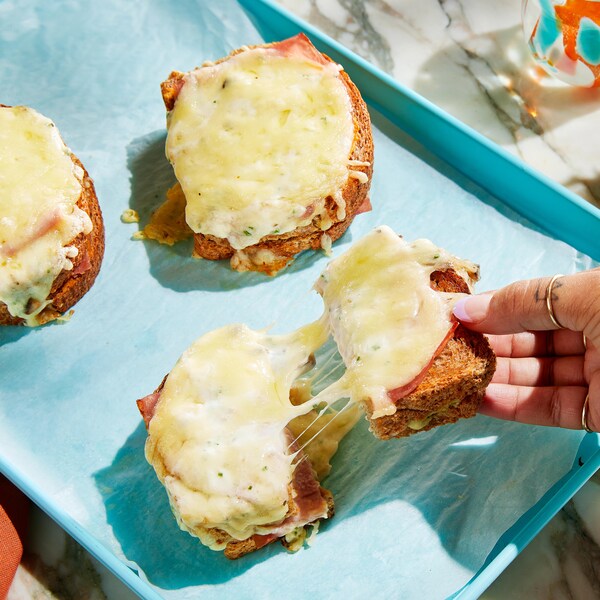 Des sandwichs croque-monsieur sur une plaque à pâtisserie.