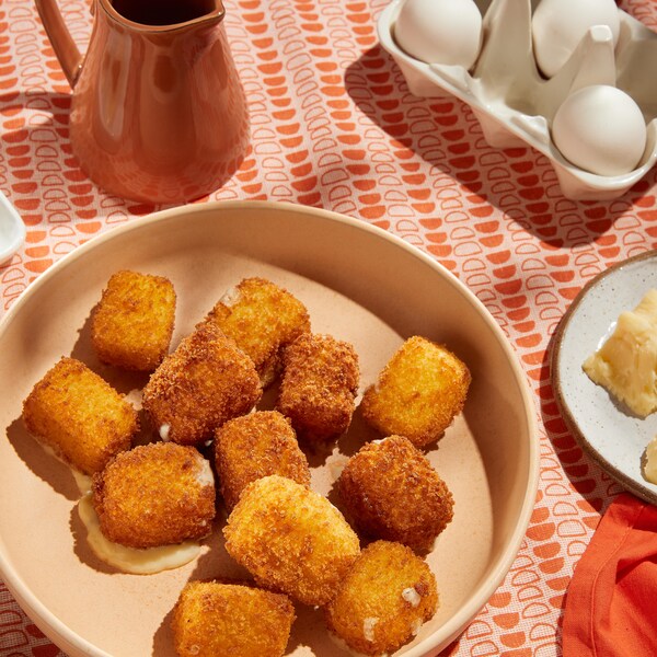 Des croquettes de cheddar dans un bol.