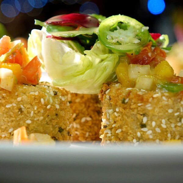 Des croquettes de brochet recouvertes de salsa à la citrouille et de légumes.