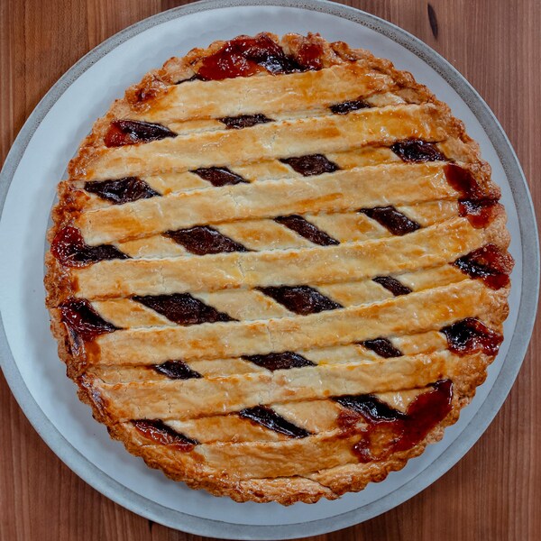 Une crostata dans une assiette.