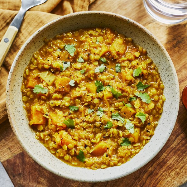 Un bol contenant un dhal de lentilles sur un comptoir.