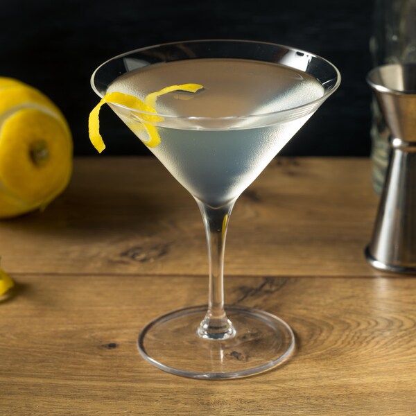 Un verre de martini garni d'un zeste de citron.