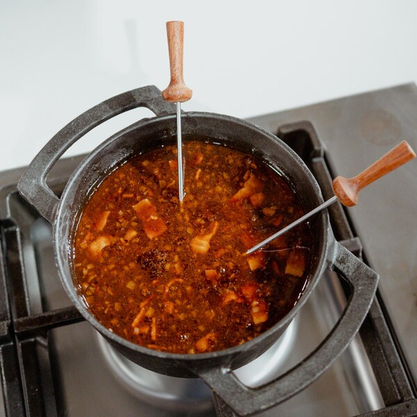 Fondue dans une casserole sur le feu.