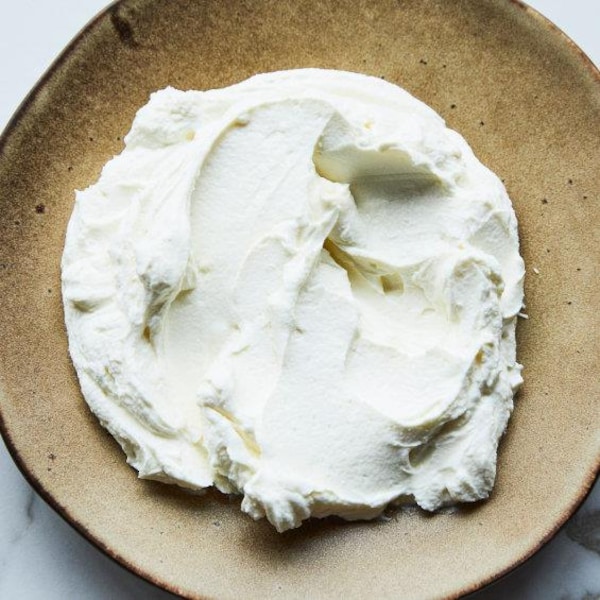 Une assiette avec du fromage labneh.

