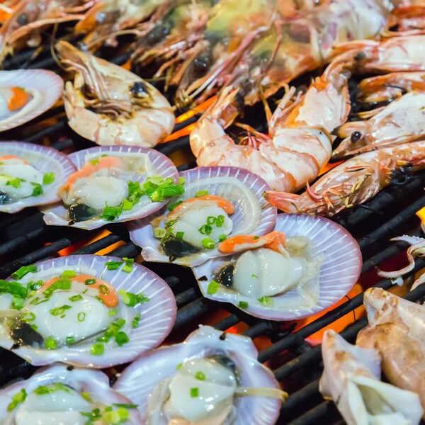 Plusieurs fruits de mer sur le gril.