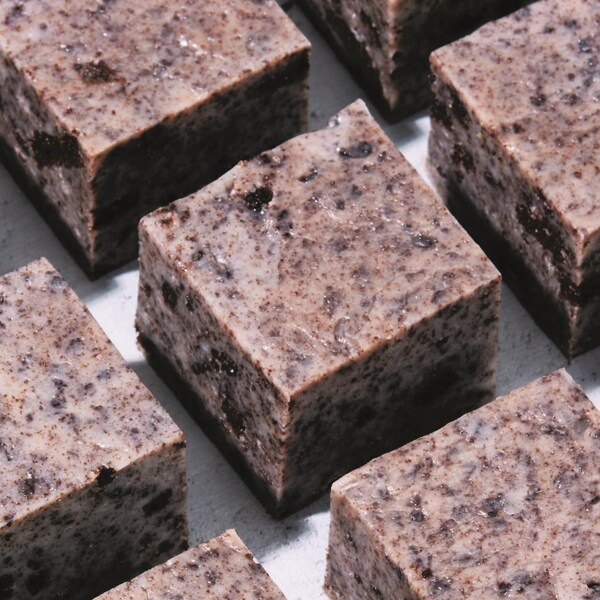 Des carrés de fudge au chocolat blanc et biscuits à la crème.