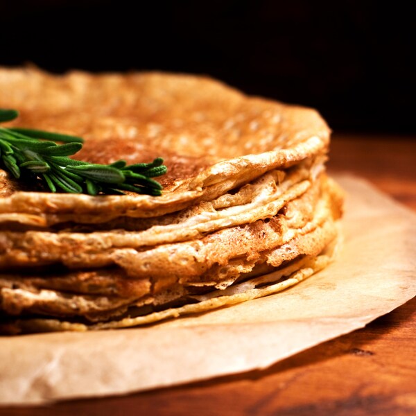 Des galettes de sarrasin dans une assiette.