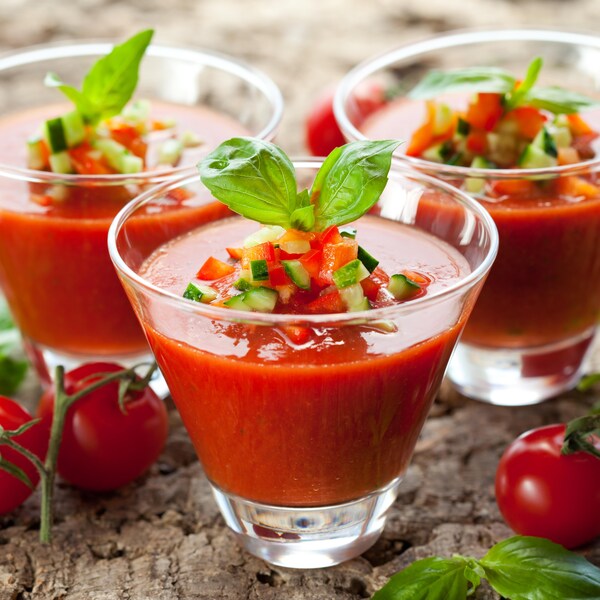 Trois verrines de gaspacho de légumes.