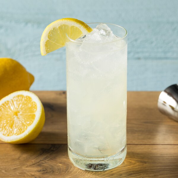 Un cocktail au gin et à la fleur de sureau garni d'un morceau de citron.