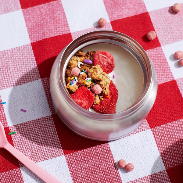 Un bol de yogourt recouvert de céréales granola (funola).