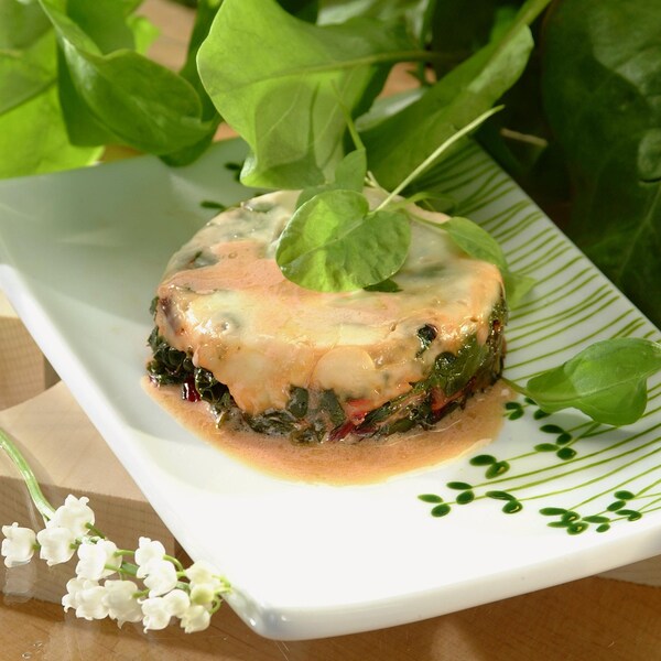 Gratin d'herbes dans une assiette.