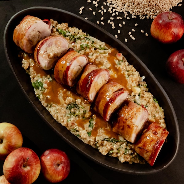 Des hauts de cuisse de poulet farcis aux pommes et enrobés de bacon.
