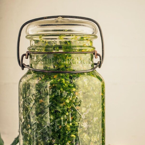 Un pot de verre rempli d'herbes salées.