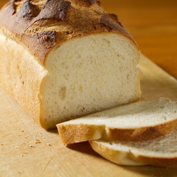 Une miche de pain canadien sur une planche à découper.