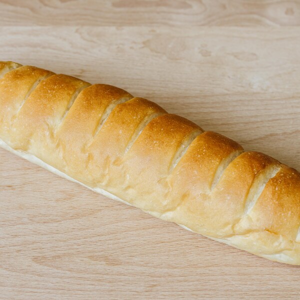 Une baguette de pain viennois posée sur une surface en bois.
