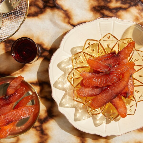 Du jerky de saumon dans des petits bols.