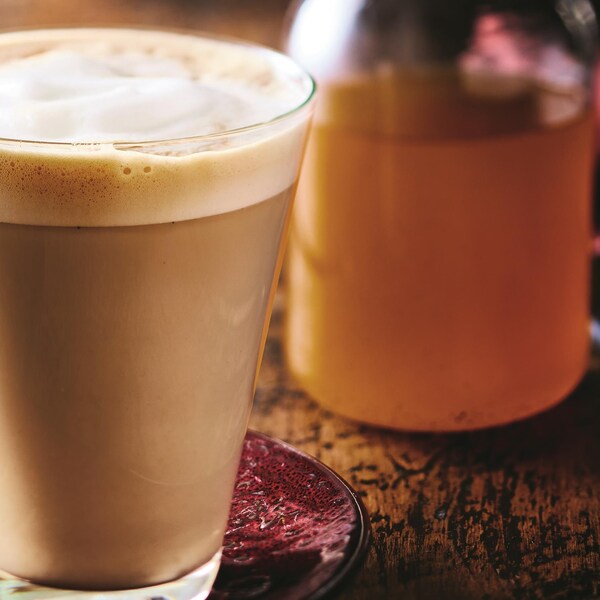 Un verre de café latte à la citrouille et aux épices.