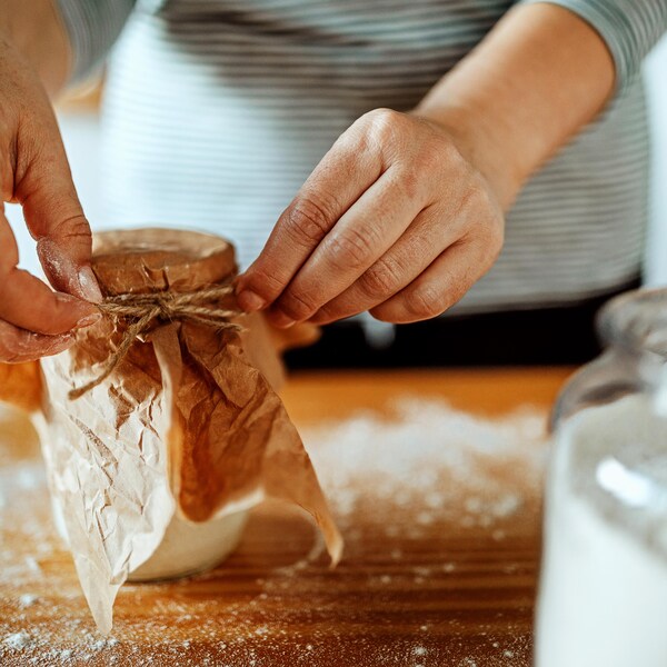 Du levain dans un pot prêt à être offert en cadeau.