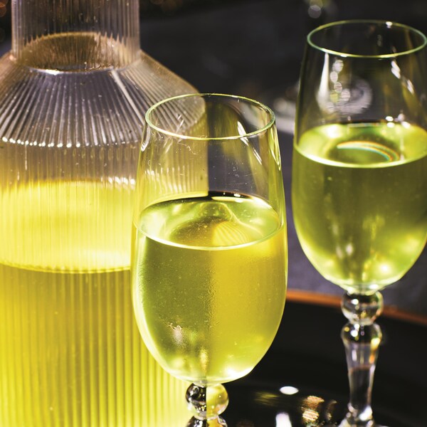 Du limoncello servi dans des flutes à champagne.