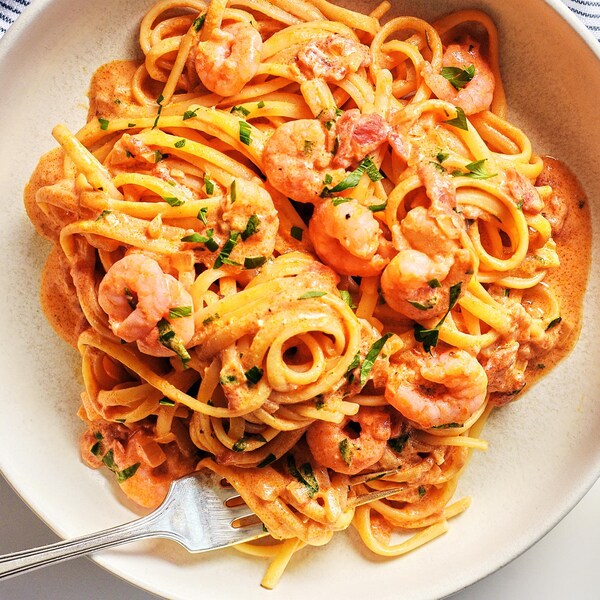 Des linguines aux épices cajuns et aux crevettes dans un bol.