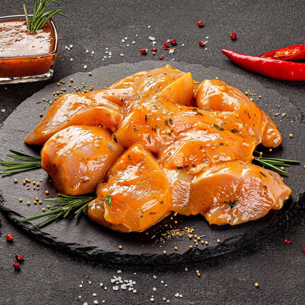 Des morceaux de poulet marinés dans une assiette.