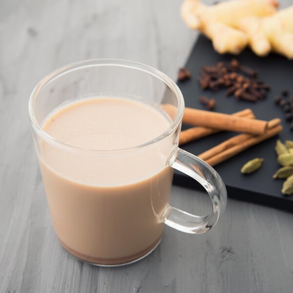 Une tasse contenant du thé chai aux épices (cannelle, cardamome, poivre, clou de girofle, gingembre).