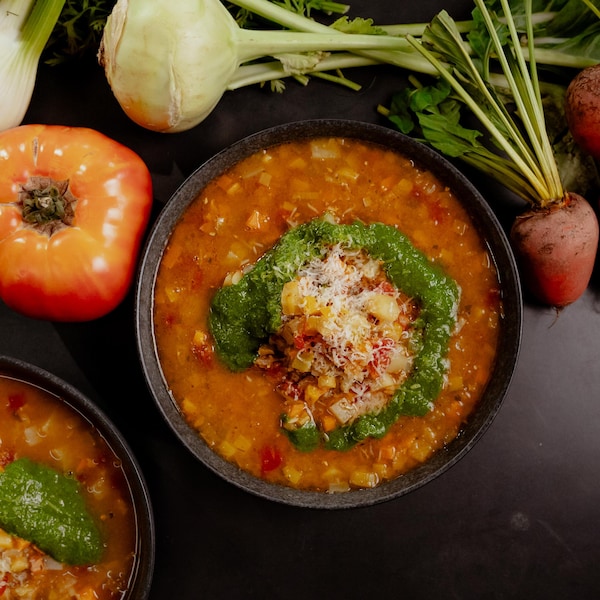 Des bols de soupe minestrone aux légumes et à la sauce aux herbes.