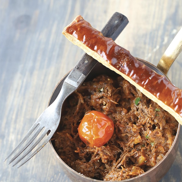 Un petite casserole contenant de l'effiloché de lièvre.