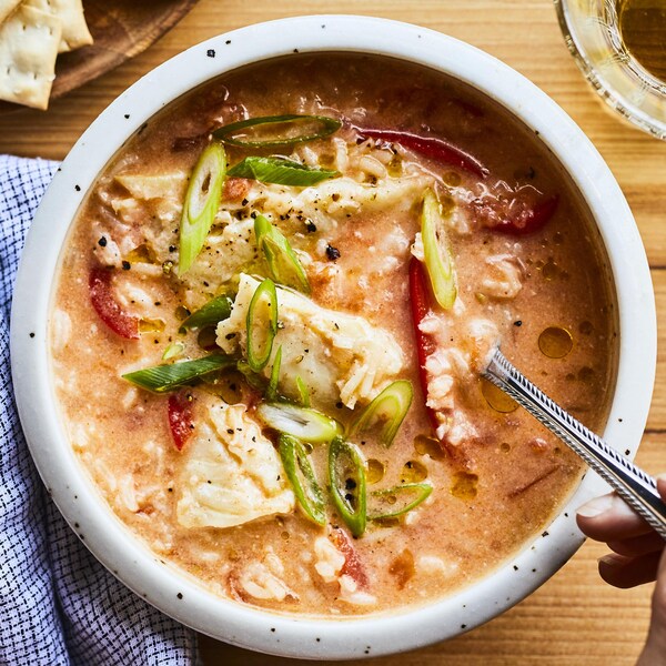 La recette de moqueca dans un bol blanc.