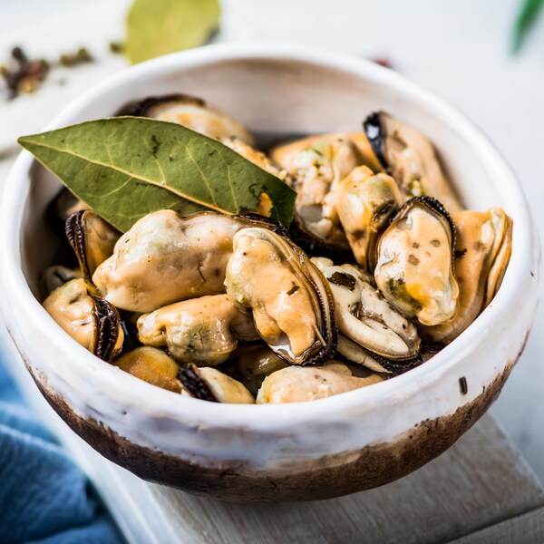 Des moules marinées dans un bol.