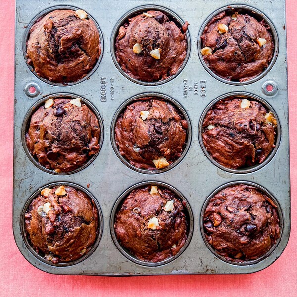 Une fournée de muffins au chocolat cuits, dans un moule à muffins.