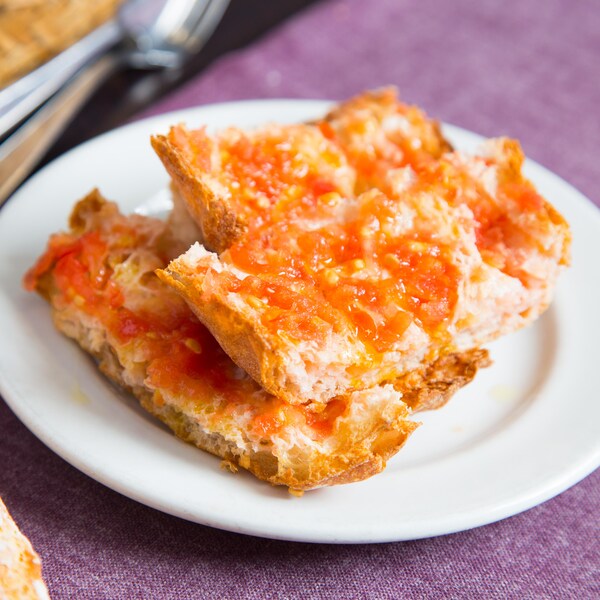 Des morceaux de pain aux tomates.