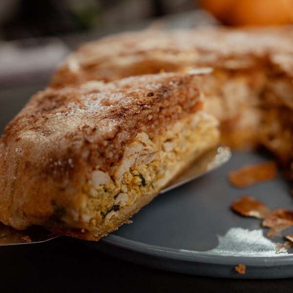 Une pâte feuilletée farcie, qui ressemble à un gâteau. 