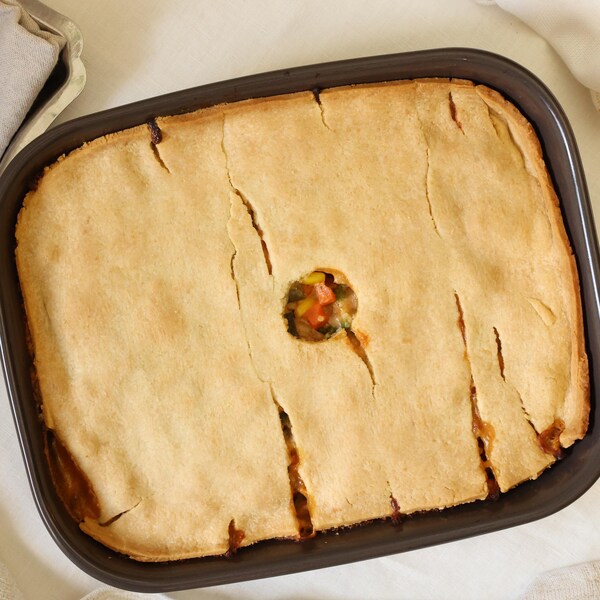 Un plat rectangulaire contenant un pâté à la dinde.