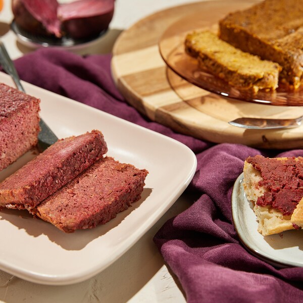 Un pâté végétarien dans une assiette, et une baguette tartinée de pâté végétarien.