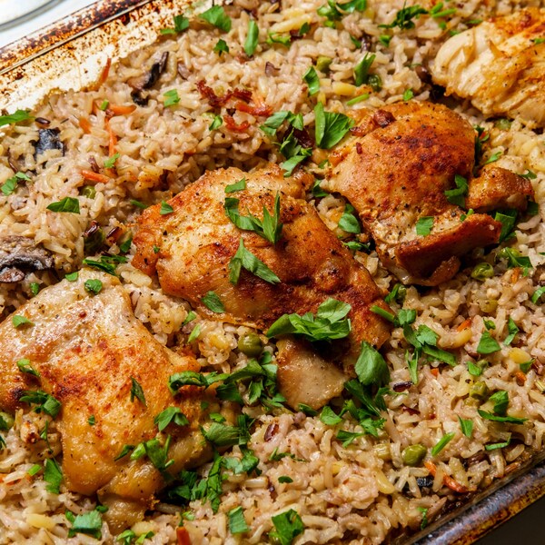 Une recette de pelau sortant du four.