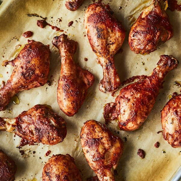 Plaque recouverte de pilons de poulet tandoori.
