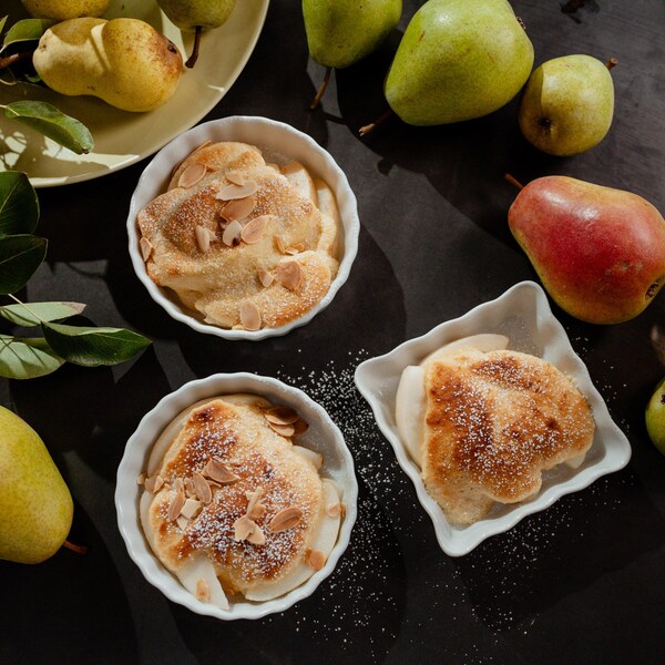 3 desserts dans des bols, des poires entières. 