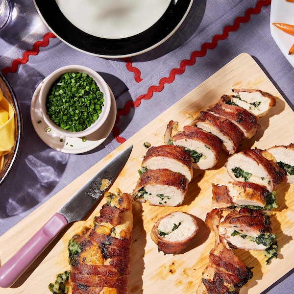 Des poitrines de poulet farcies avec des épinards et du fromage.