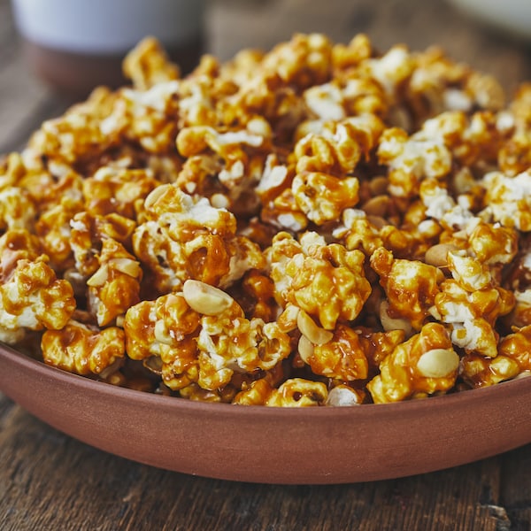 Un bol de popcorn Cracker Jack maison sur une table en bois. 
